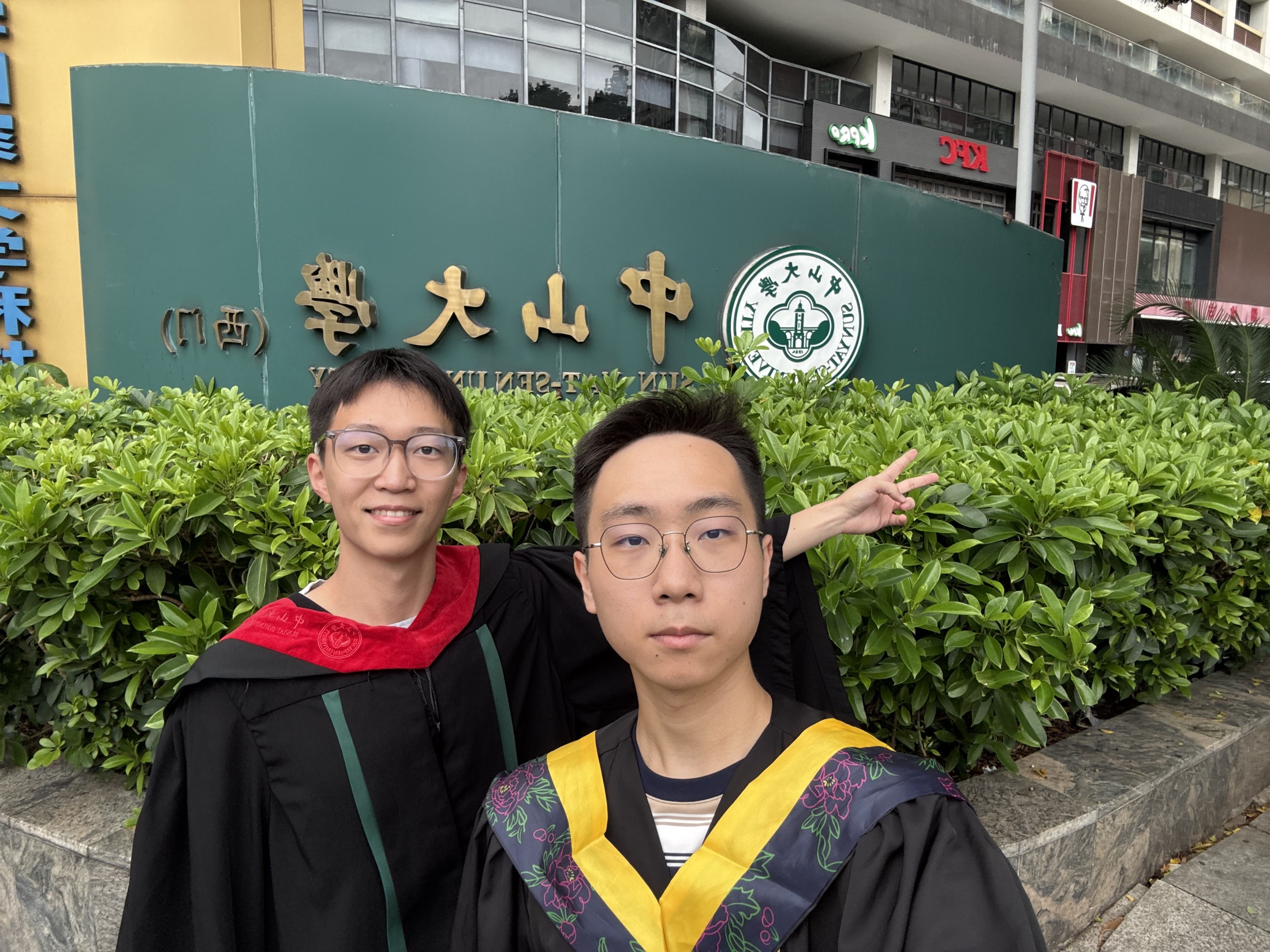 毕业礼的第一张合影,先把这一刻收好。