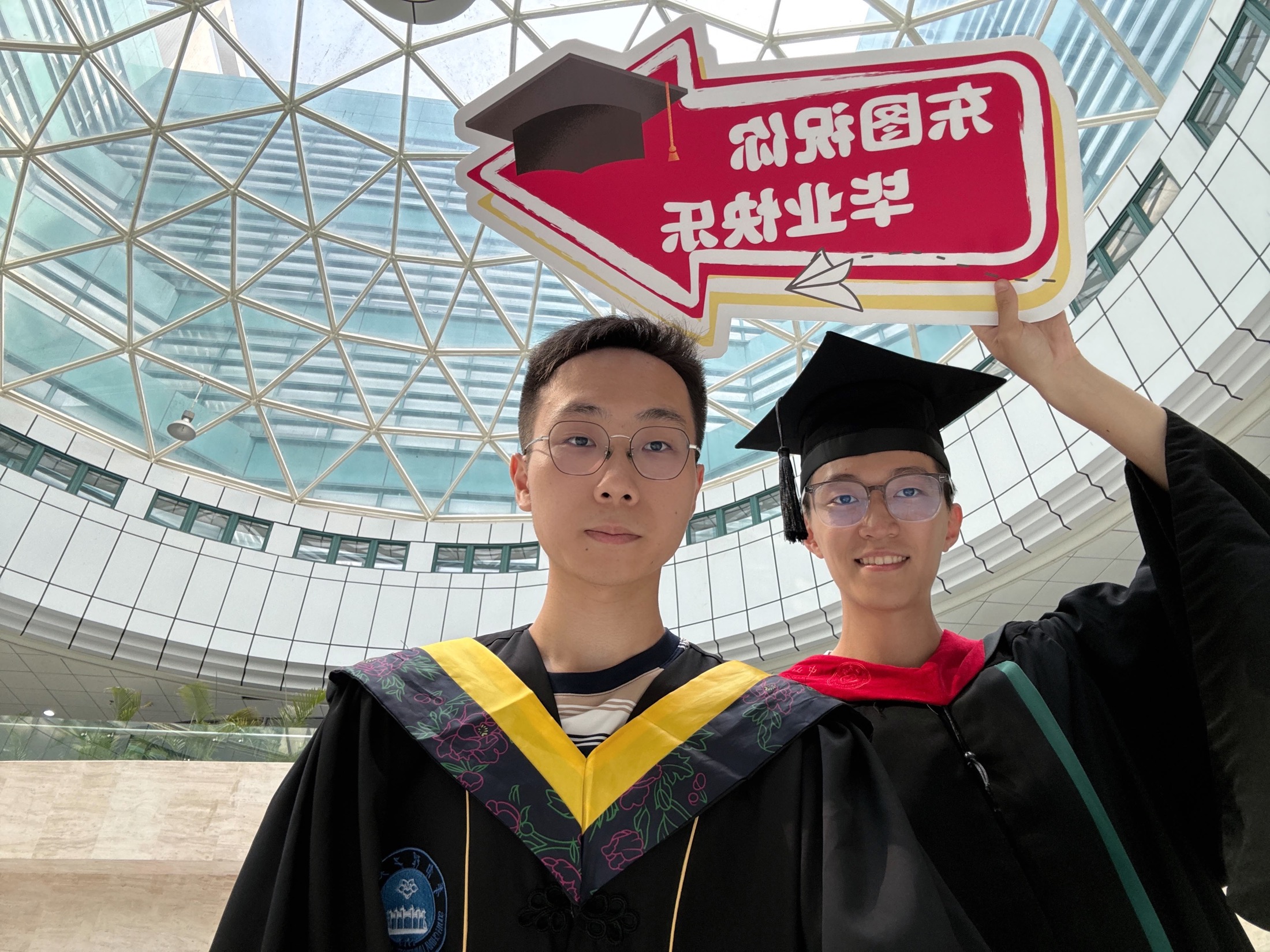 学士帽、毕业袍,还有一路没有缺席的朋友。
