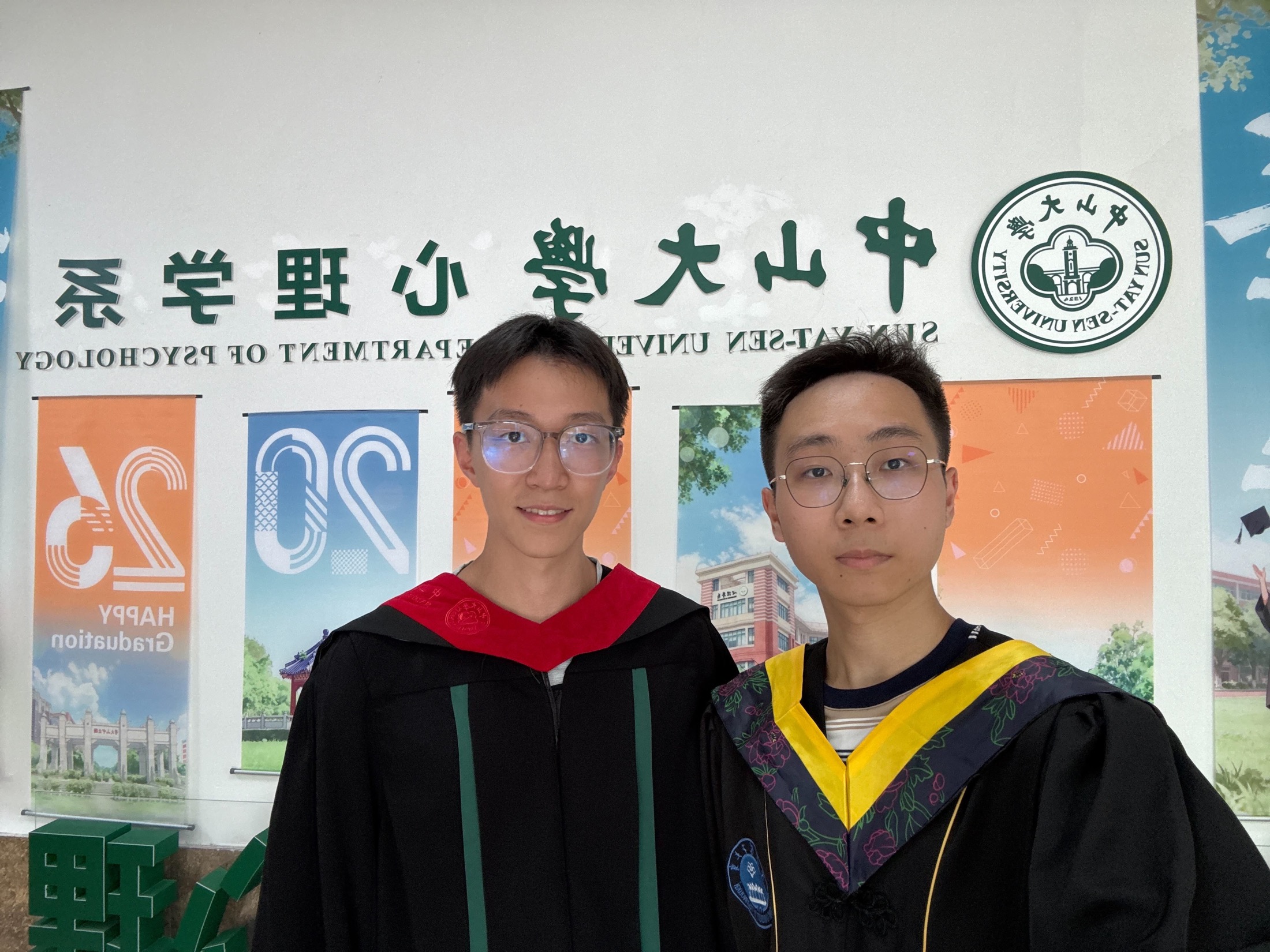 毕业照可以有很多张,因为这一天值得反复珍藏。