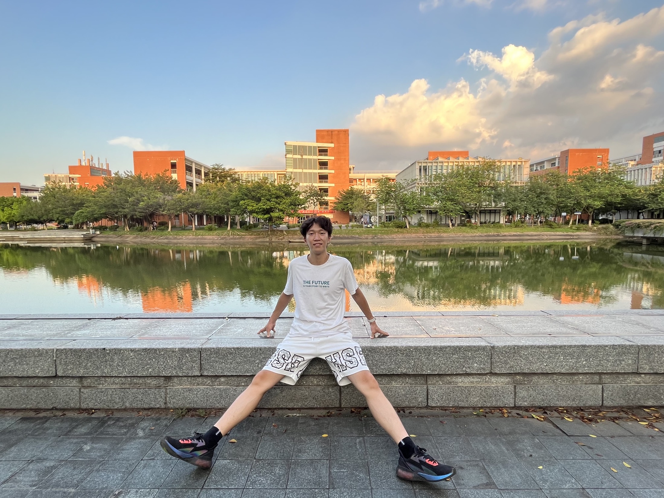 校园很大,但总能留下一次并肩。