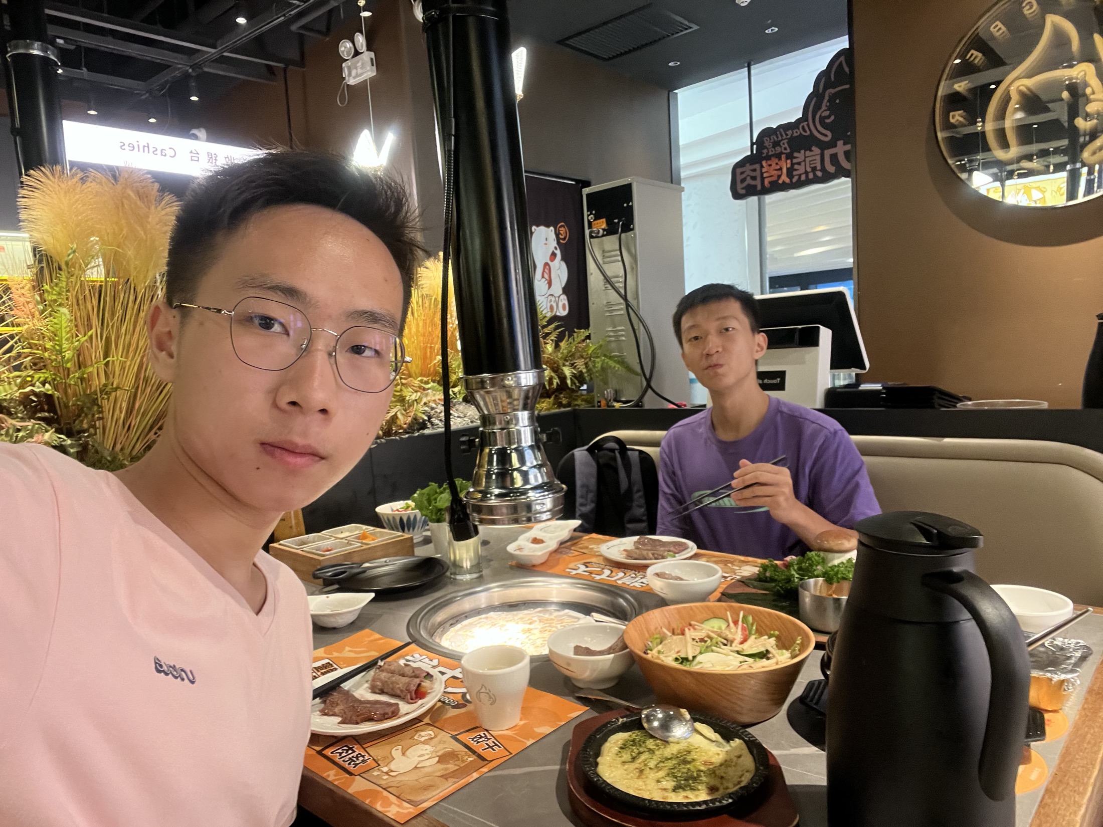 新生活还没开始,熟悉的人已经先围坐在一起。