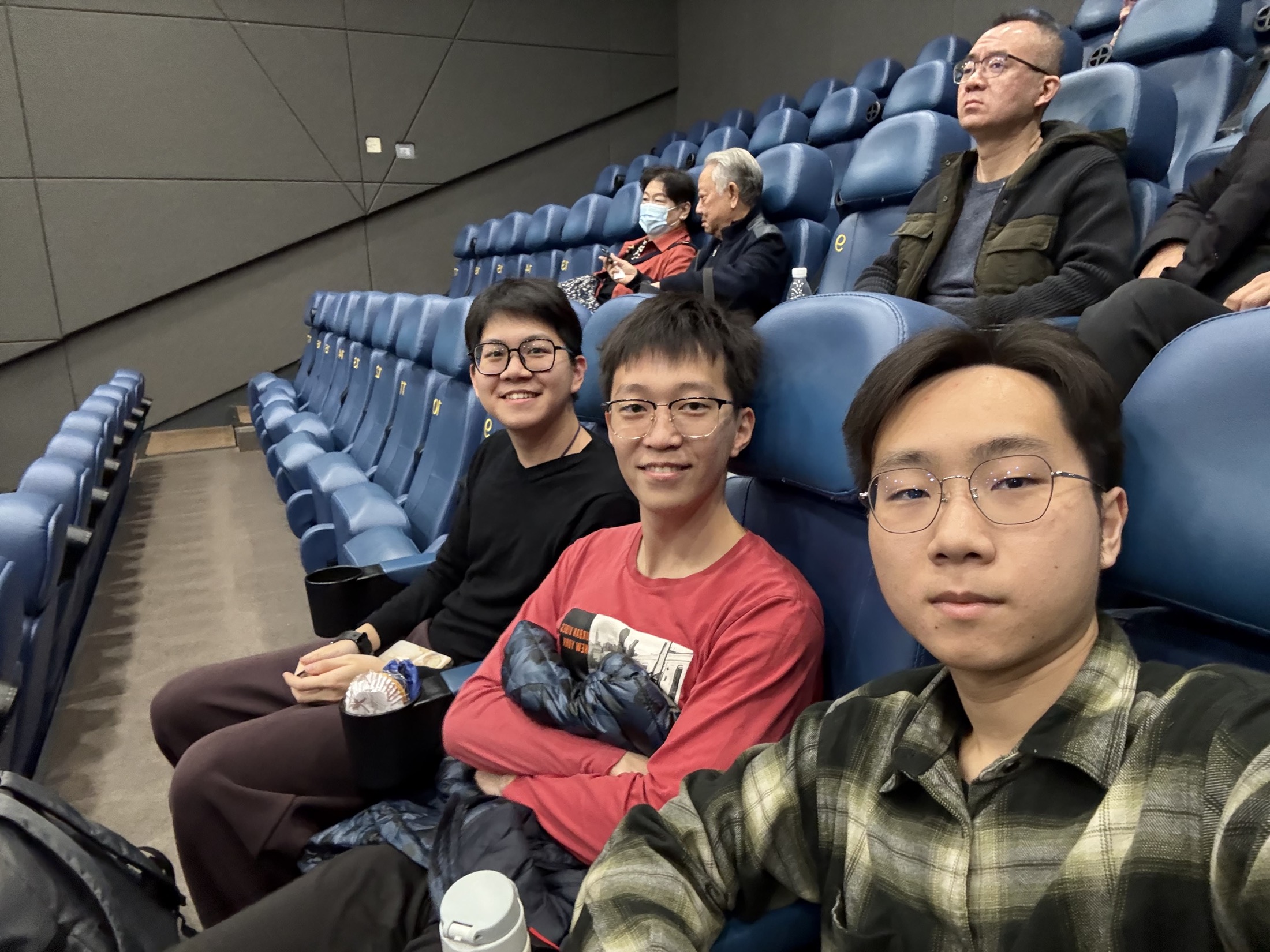 银幕会落幕,散场后的合影把这一天留下。