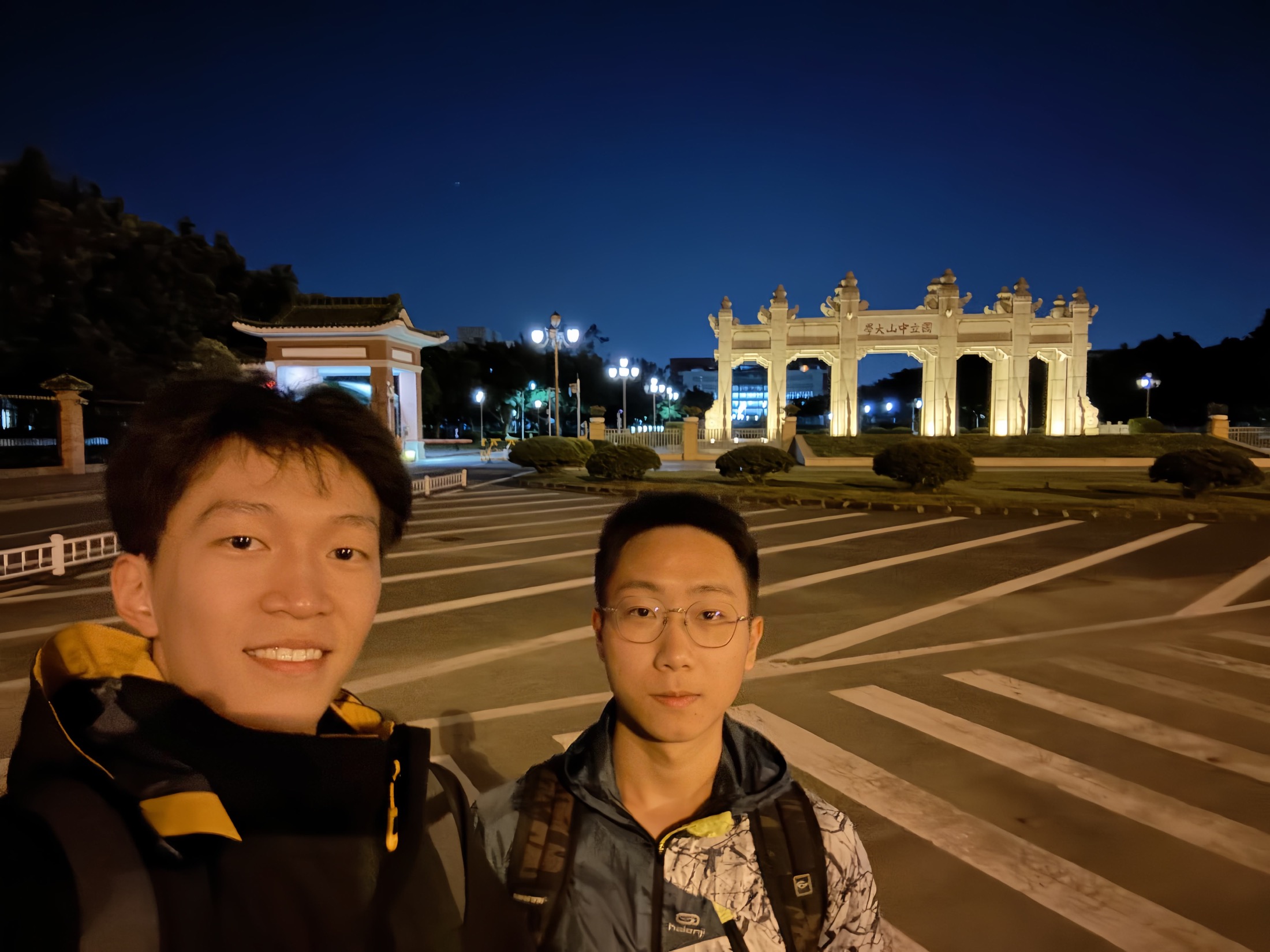 夜里的校门口,为这次见面留下一张证明。