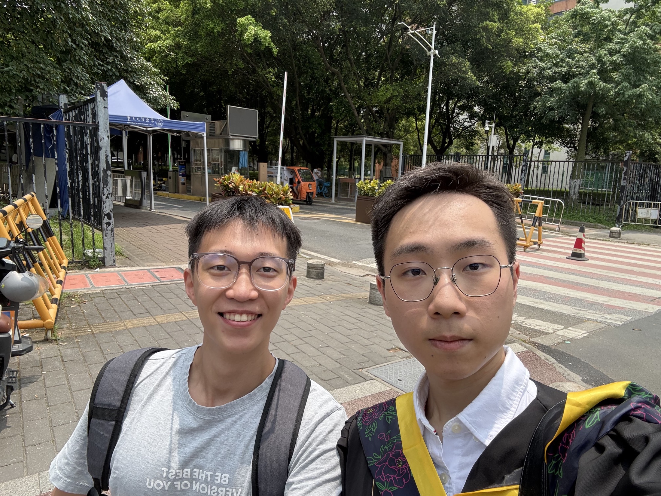 把毕业的喜悦,交给一张并肩的自拍。