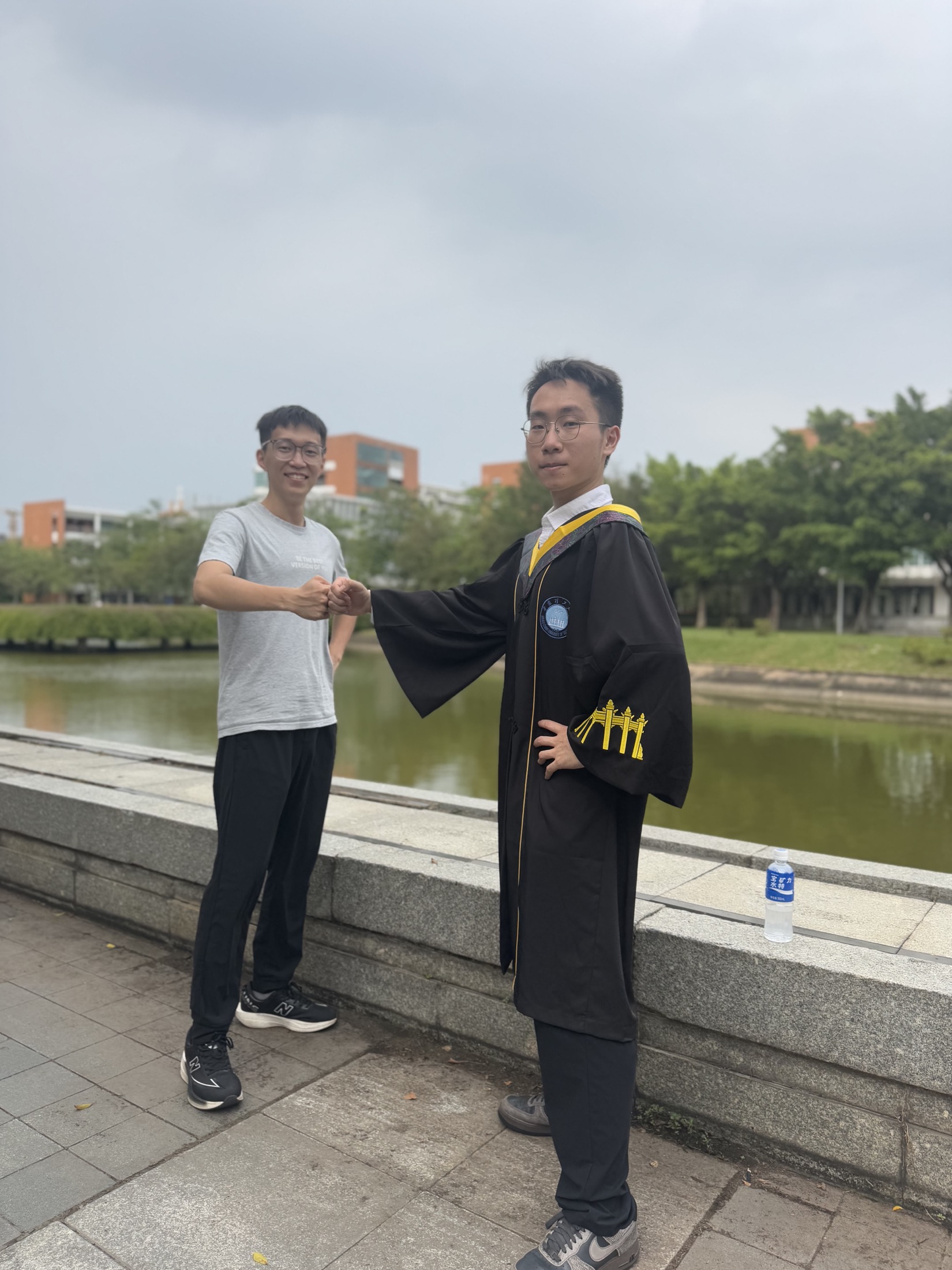 学士服只穿一次,这张合影会看很多年。