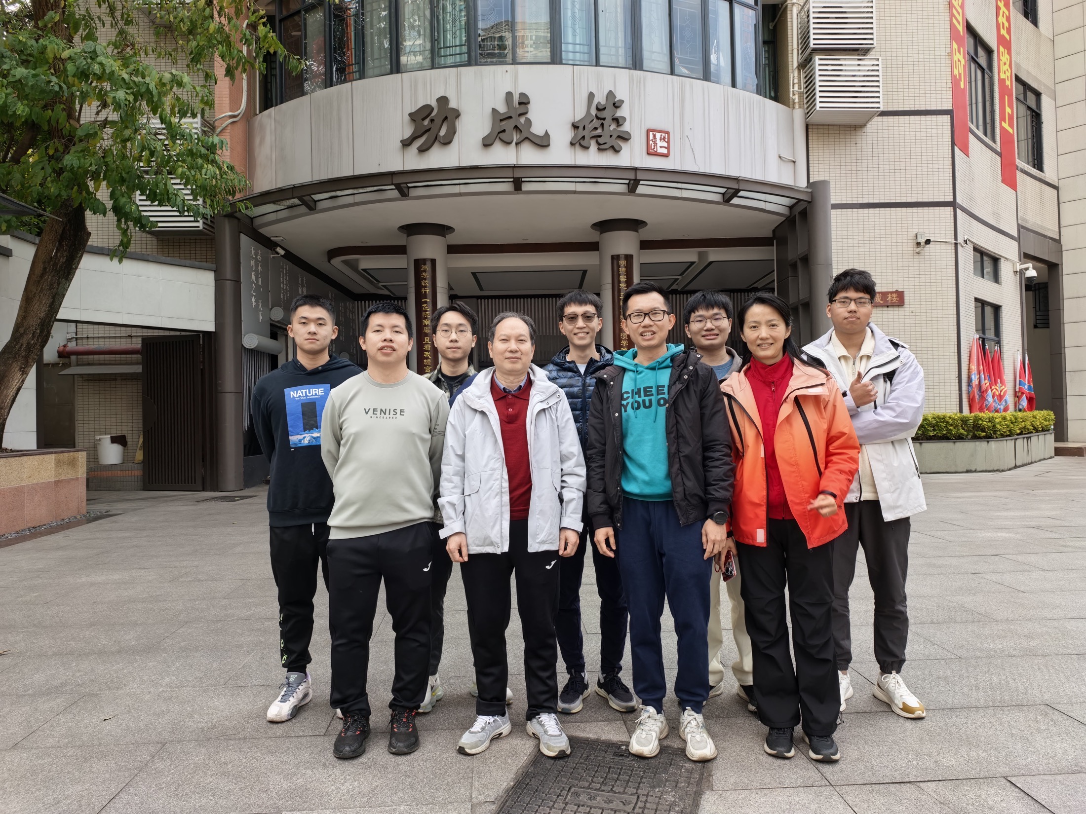 多年后再和熟悉的面孔站在一起,时间忽然有了形状。