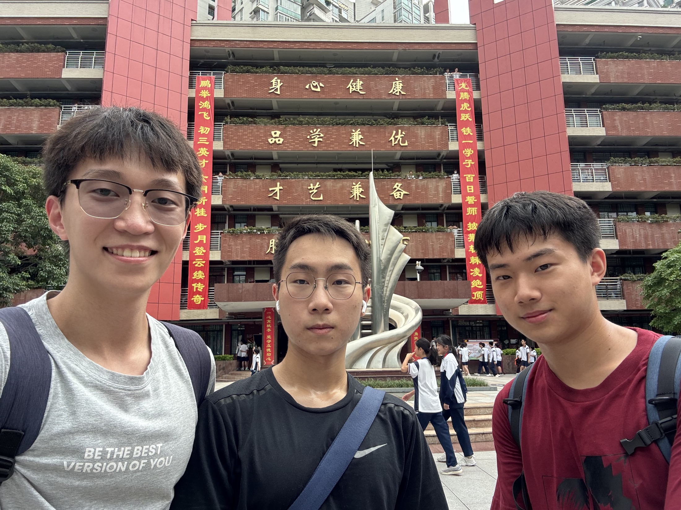 毕业两年,我们又站回故事开始的地方。