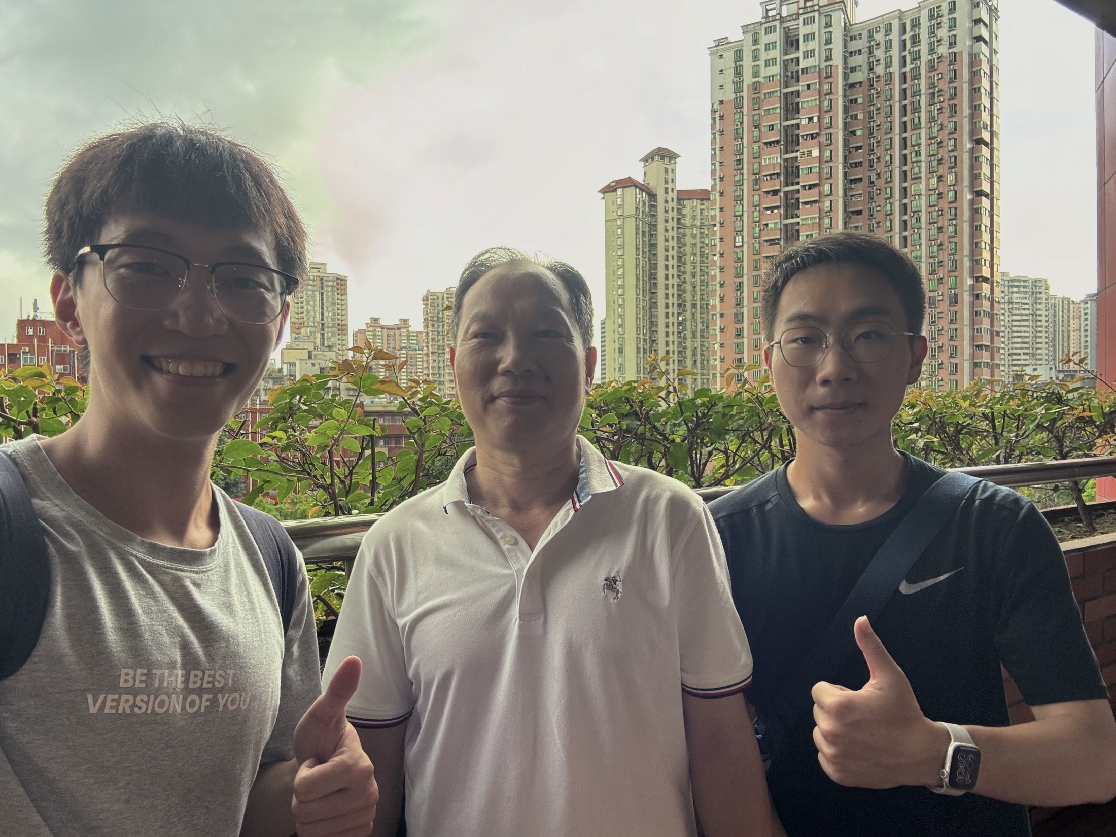 再走一遍熟悉的路,身边还是熟悉的人。