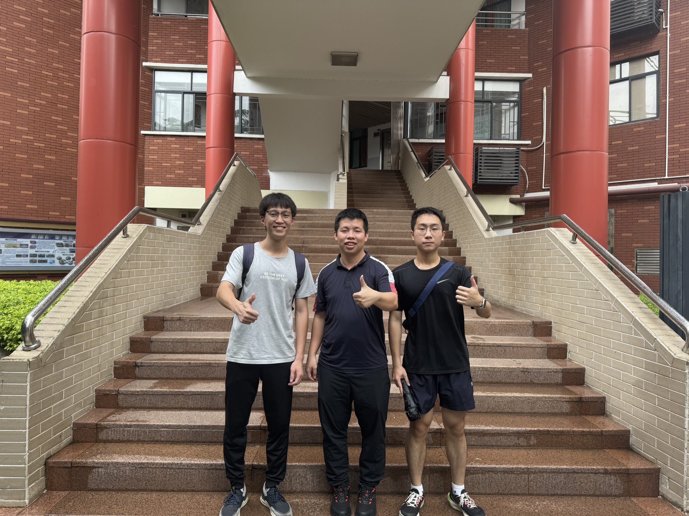 台阶没有变,站在这里的我们已经长大。