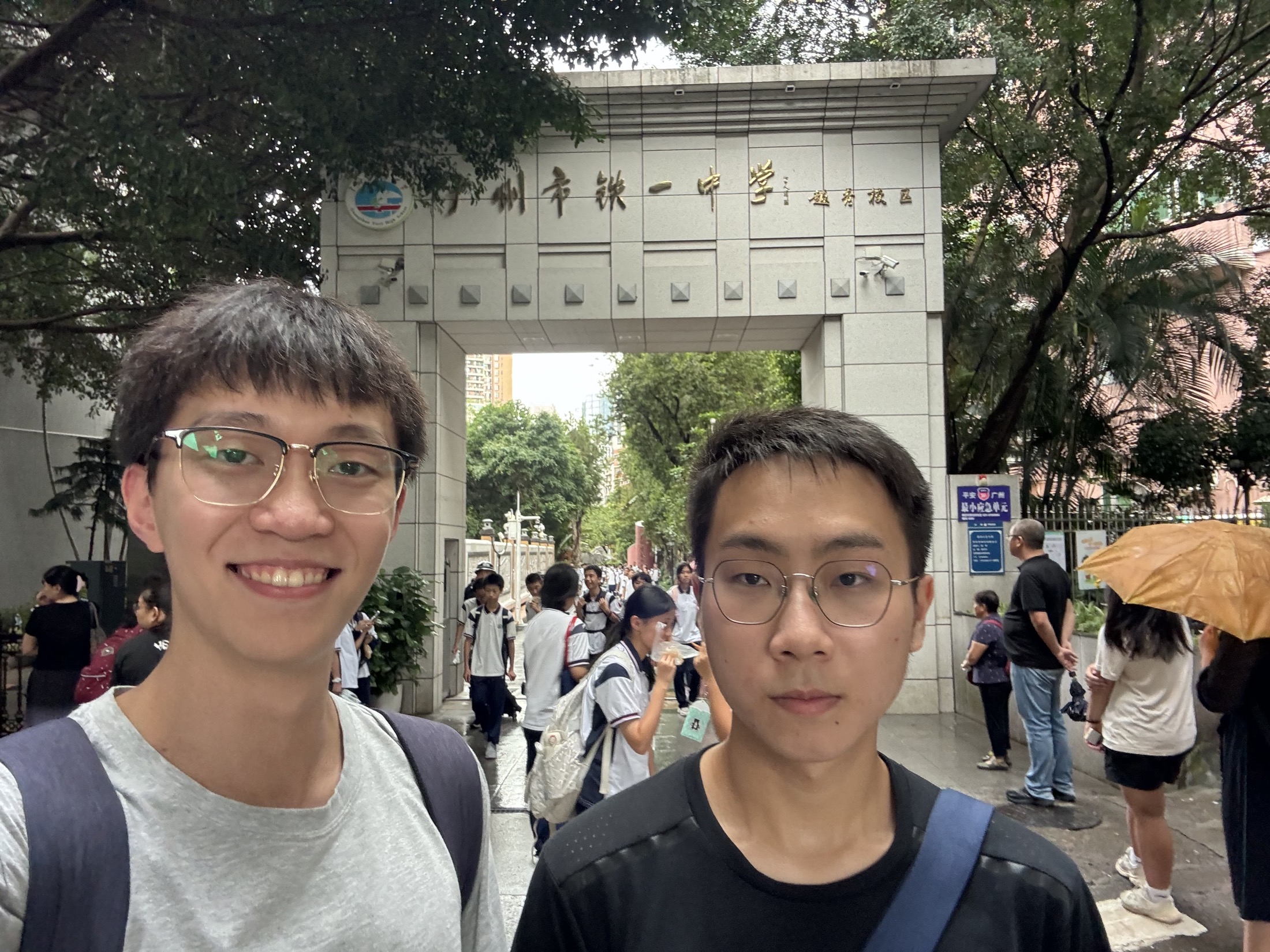 校门口的一张自拍,把重逢定格得刚刚好。