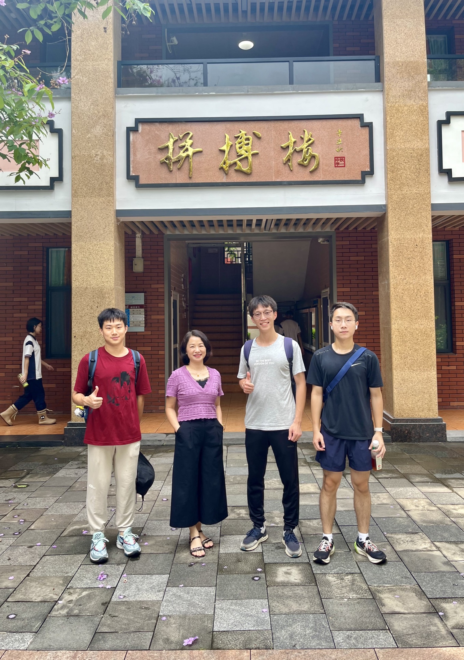 同一面校墙前,我们已经长成了新的模样。