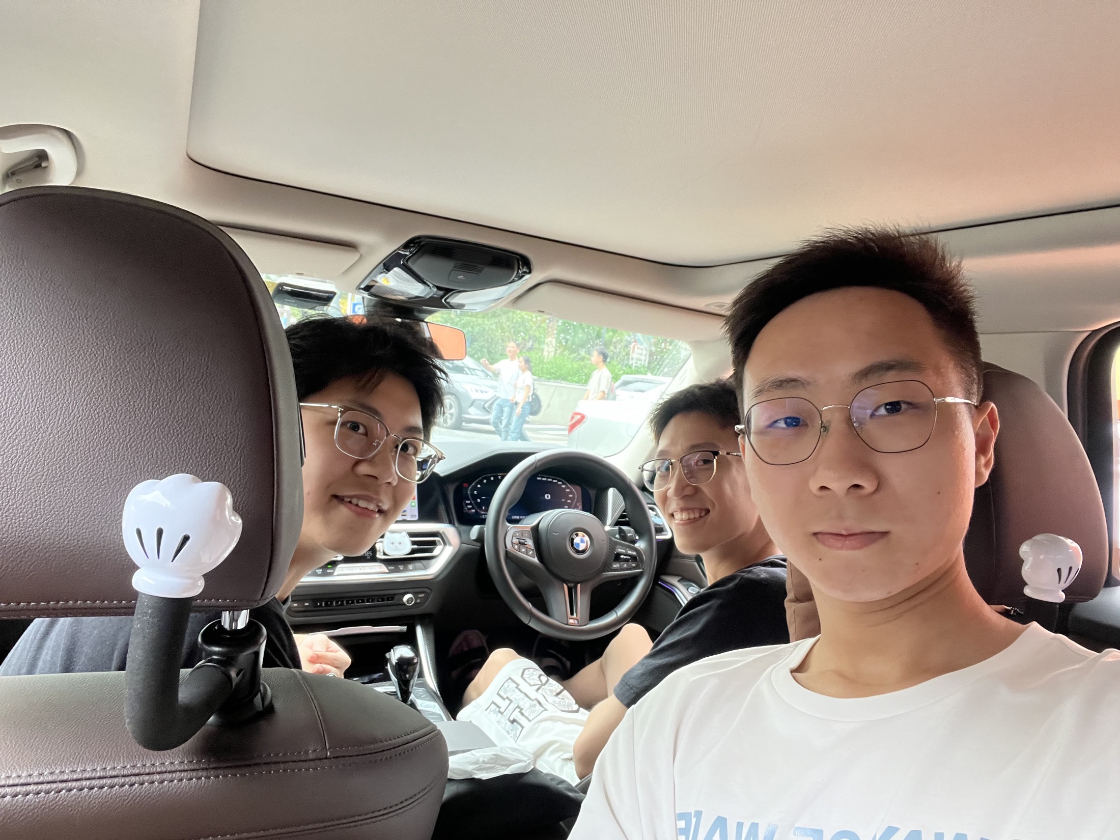 第一次坐上宝马,快乐当然要三个人一起分享。